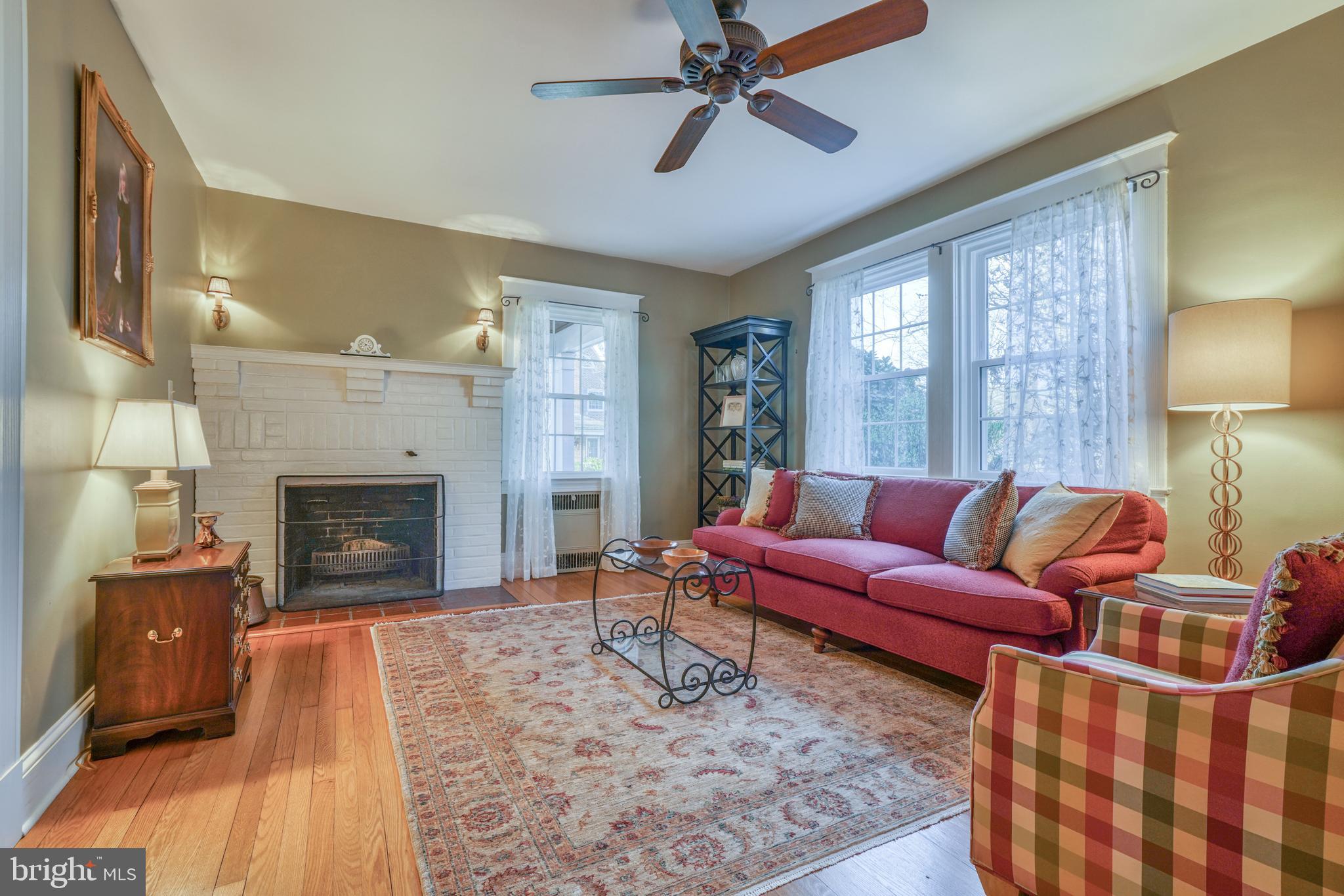 209 Hopkins Road Baltimore, MD 21212 - Photo 22 of 78 Living Room w/Charming Fireplace