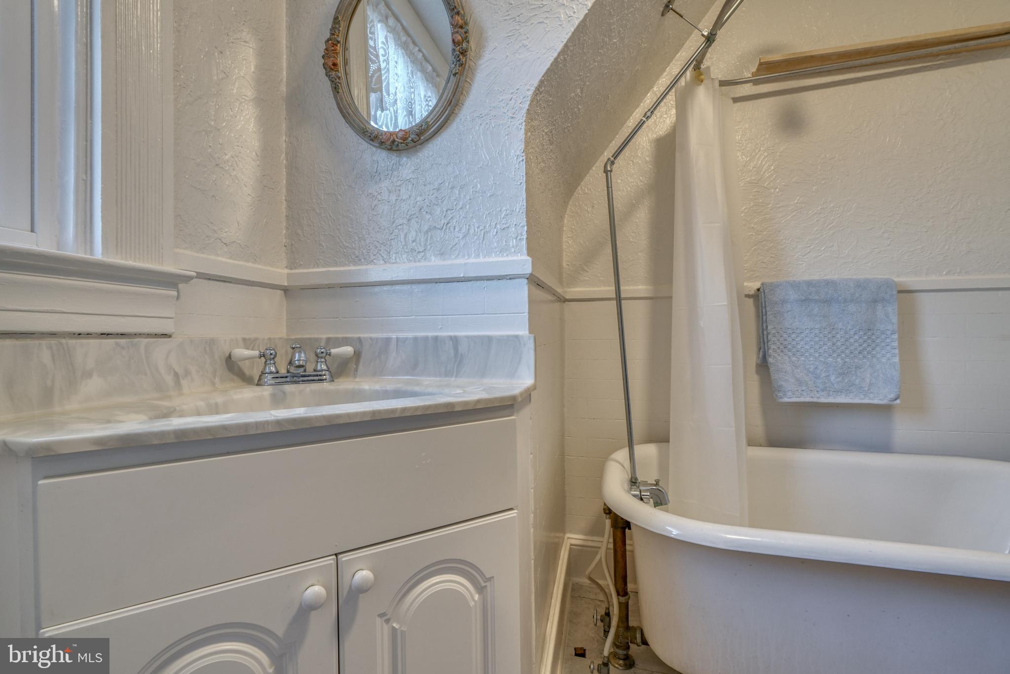 209 Hopkins Road Baltimore, MD 21212 - Photo 68 of 78 Another view- clawfoot tub:)