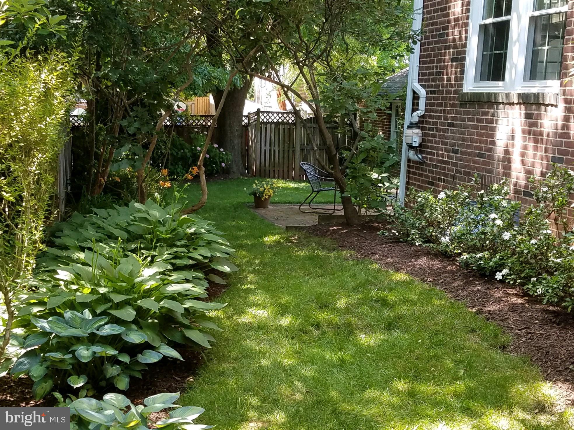 209 Hopkins Road Baltimore, MD 21212 - Photo 10 of 78 Beautifully Landscaped side of the home