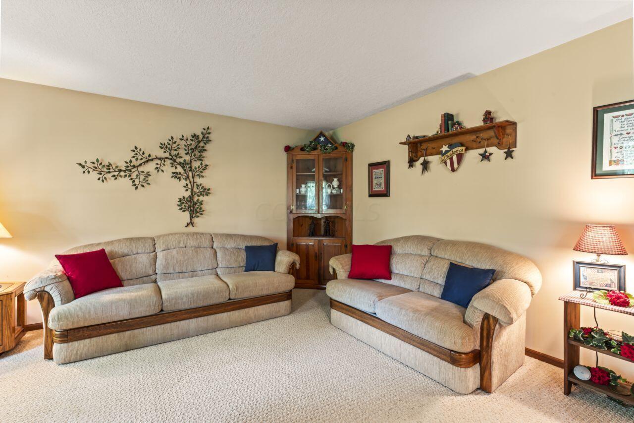 1550 Swans Road Northeast Newark, OH 43055 - Photo 5 of 65 Living Room