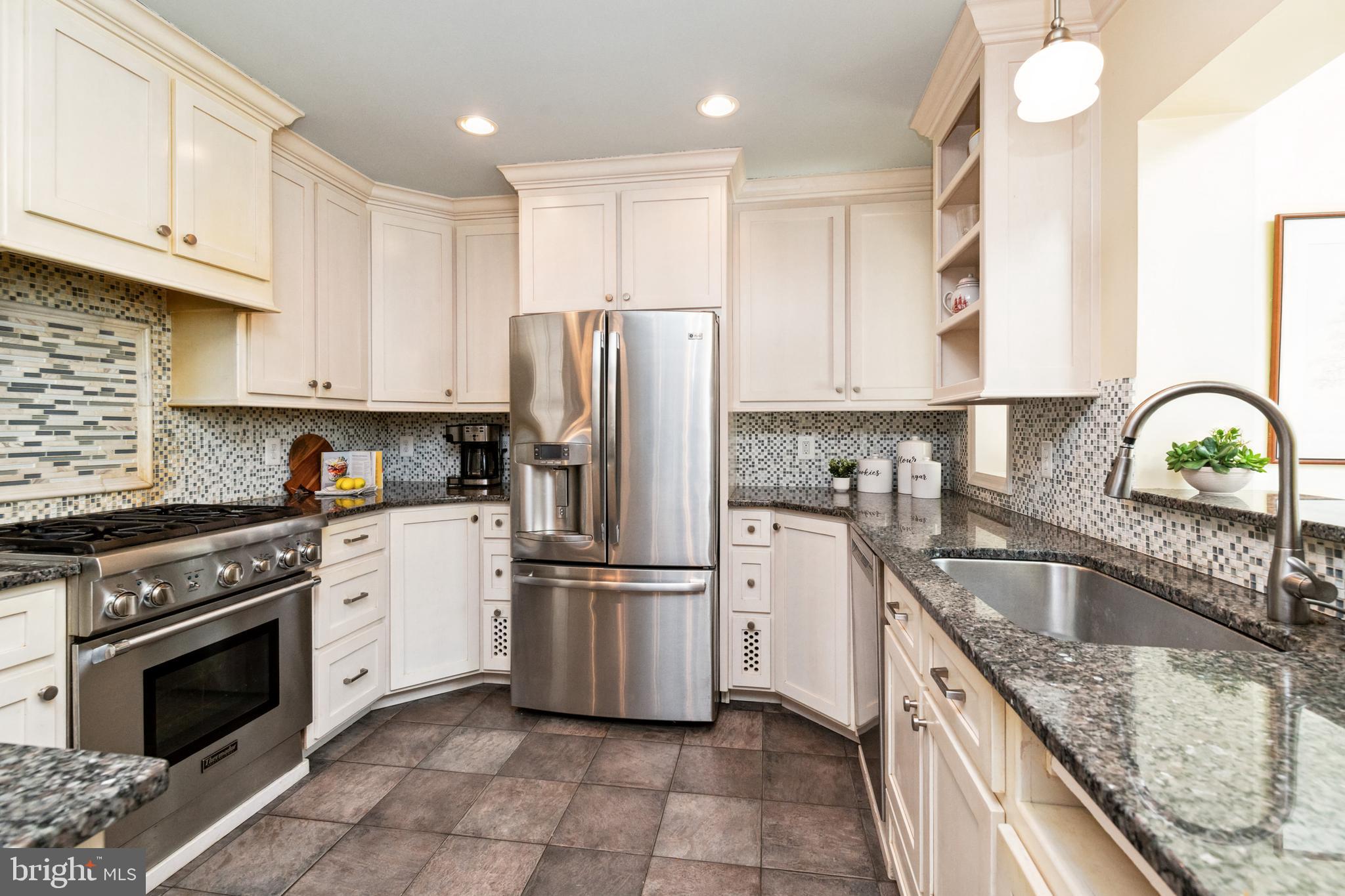 612 Old County Road Severna Park, MD 21146 - Photo 7 of 52 Gorgeous Kitchen with Amish Made Custom Cabinets