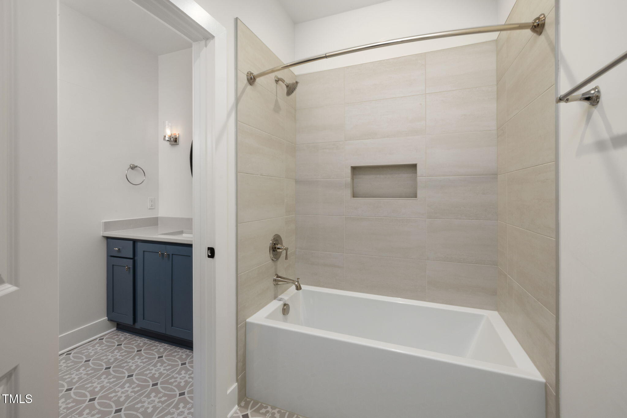 1212 Gunnison Place Raleigh, NC 27609 - Photo 39 of 53 a bathroom with a bathtub and a shower