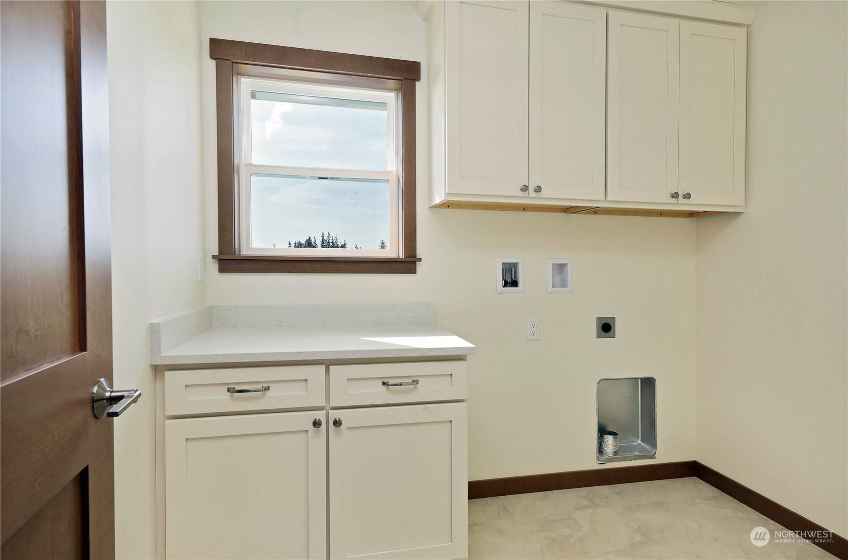 5009 Eagle Ridge Drive Freeland, WA 98249 - Photo 20 of 40 a view of cabinets and window