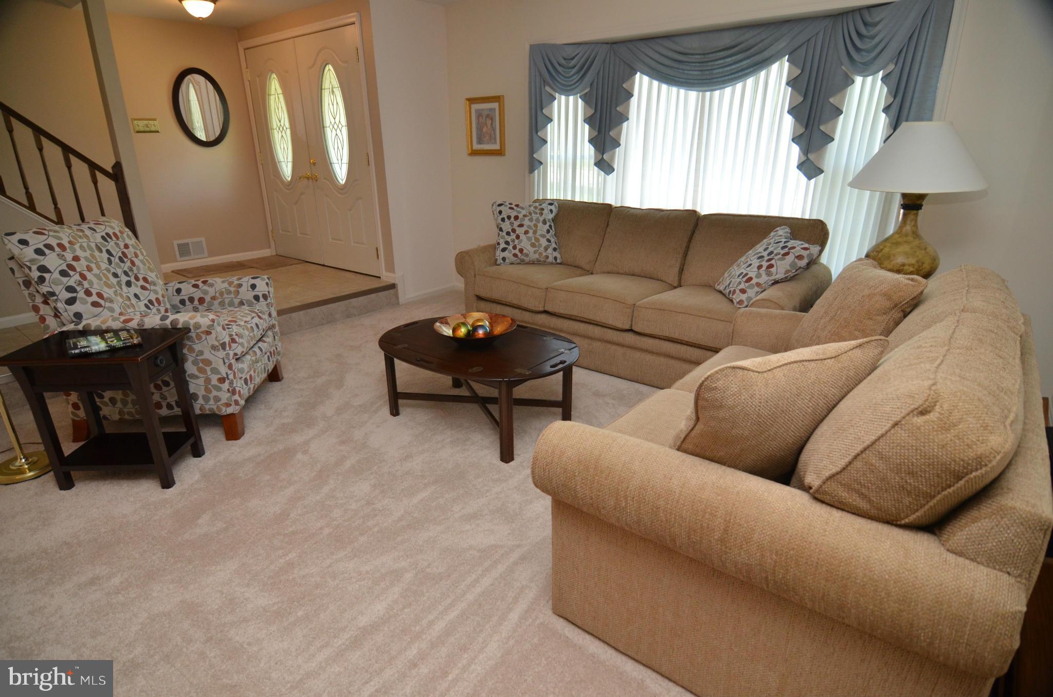12901 North Point Lane Laurel, MD 20708 - Photo 4 of 30 Living Room