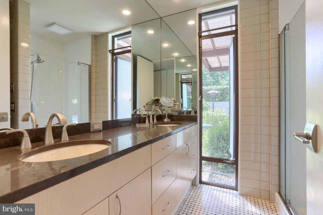 940 Summit Street Lebanon, PA 17042 - Photo 15 of 38 Primary Suite Bath