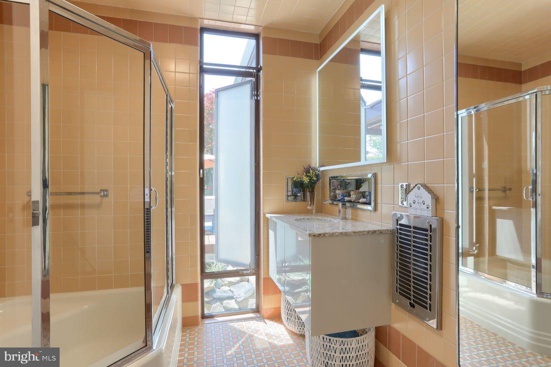 940 Summit Street Lebanon, PA 17042 - Photo 19 of 38 Family Bath