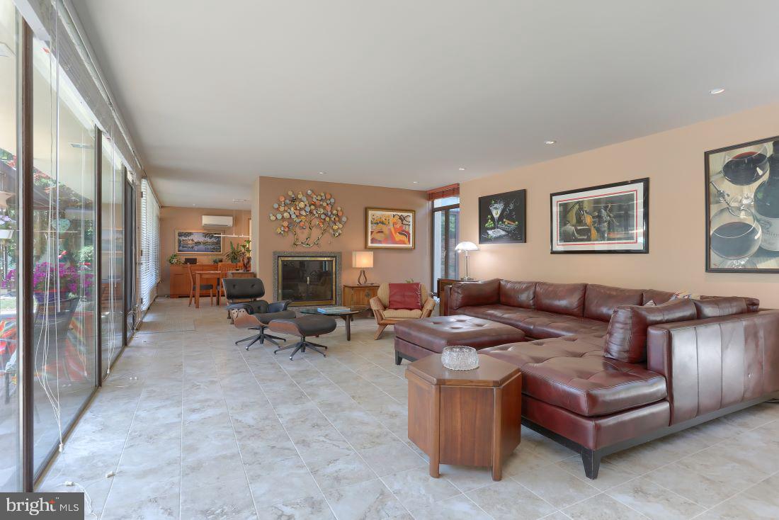 940 Summit Street Lebanon, PA 17042 - Photo 5 of 38 Living Room