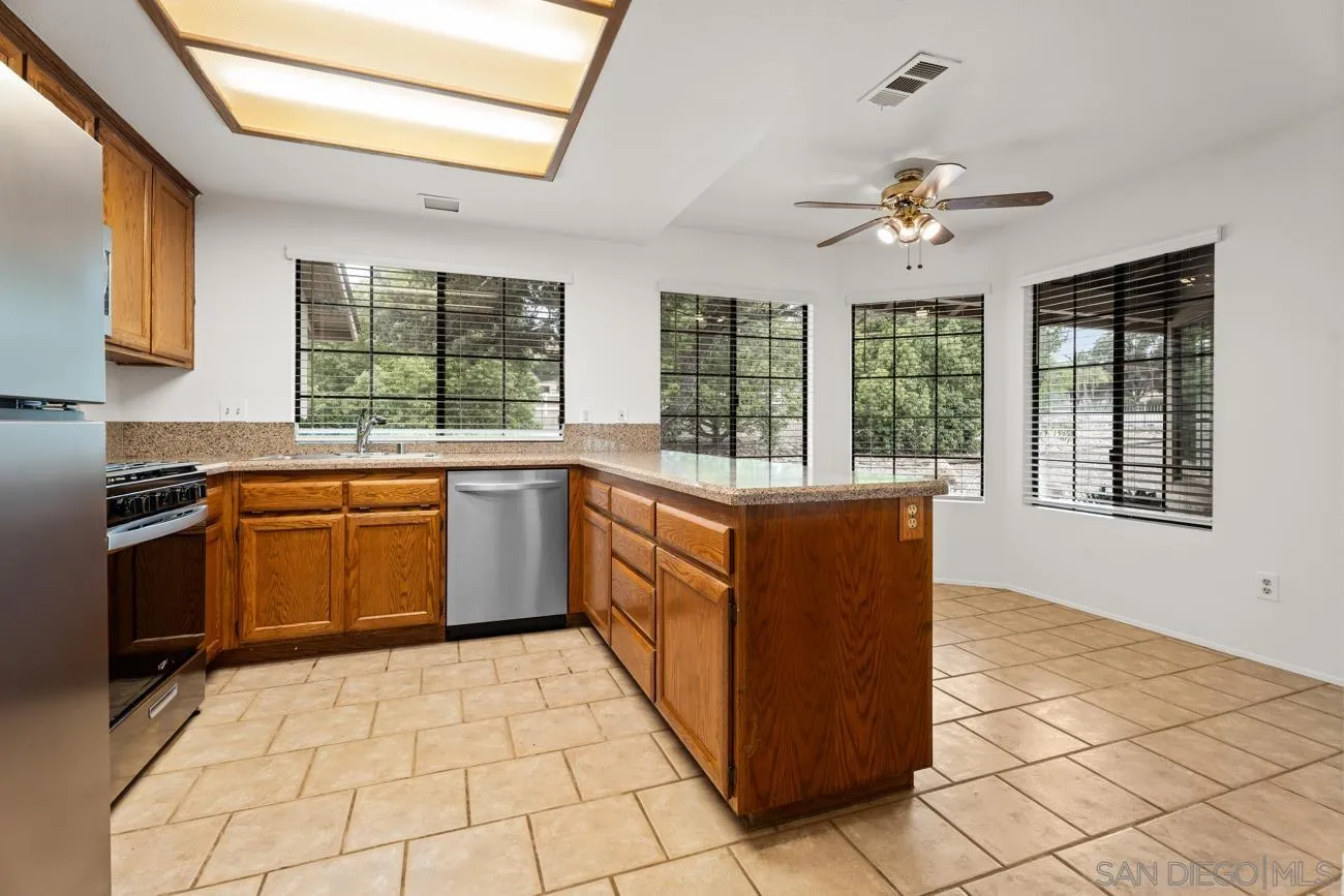 1368 Oakleaf Lane Ramona, CA 92065 - Photo 8 of 27