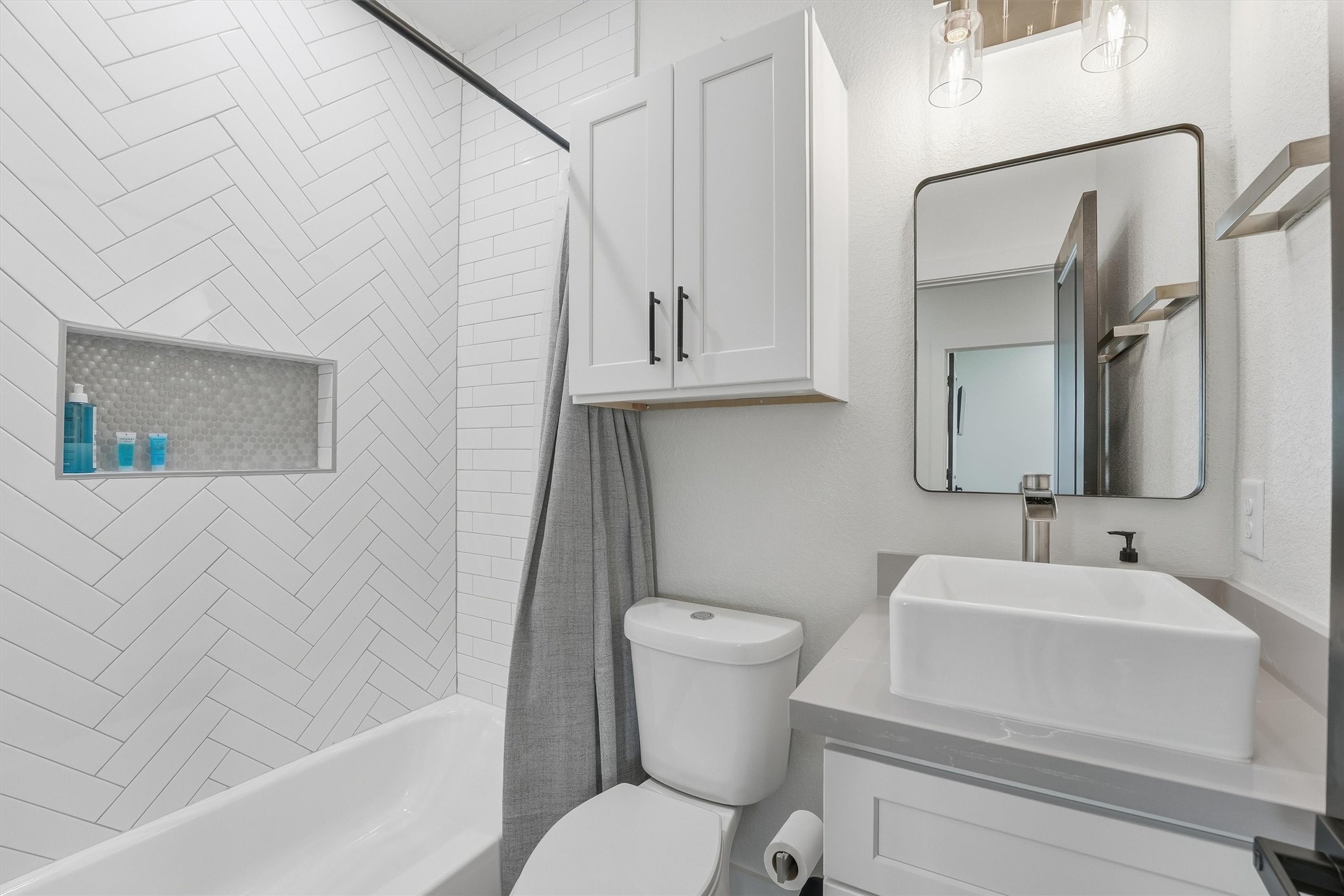 7908 Brandon Street, Unit A Houston, TX 77051 - Photo 12 of 19 2nd Full bathtub/shower combo