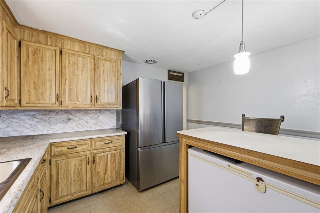 19 Carnavon Circle Springfield, MA 01109 - Photo 12 of 38