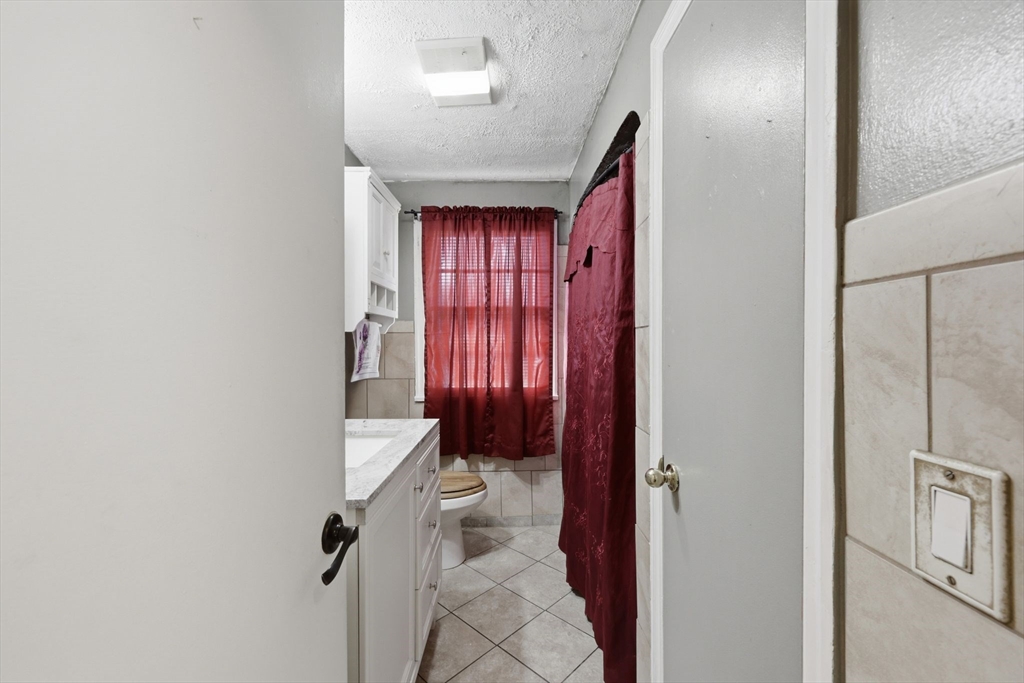 19 Carnavon Circle Springfield, MA 01109 - Photo 14 of 38