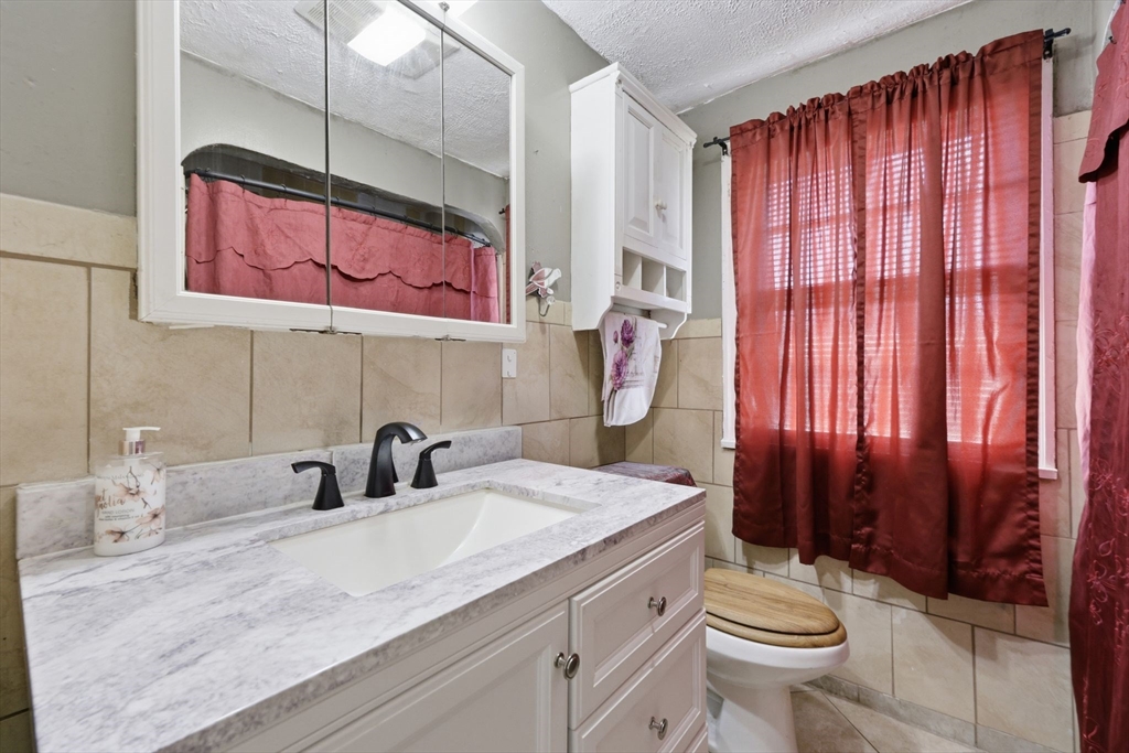 19 Carnavon Circle Springfield, MA 01109 - Photo 15 of 38