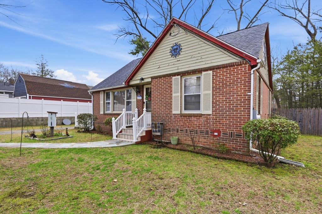 19 Carnavon Circle Springfield, MA 01109 - Photo 2 of 38