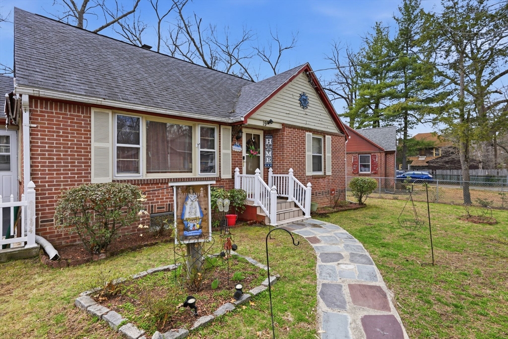 19 Carnavon Circle Springfield, MA 01109 - Photo 3 of 38