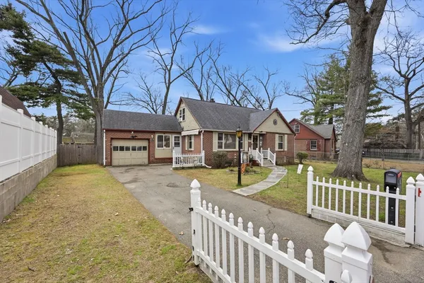 $235,000 | 19 Carnavon Circle, Springfield, MA 01109