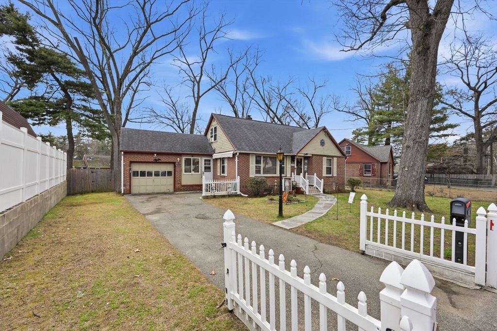 19 Carnavon Circle Springfield, MA 01109 - Photo 4 of 38