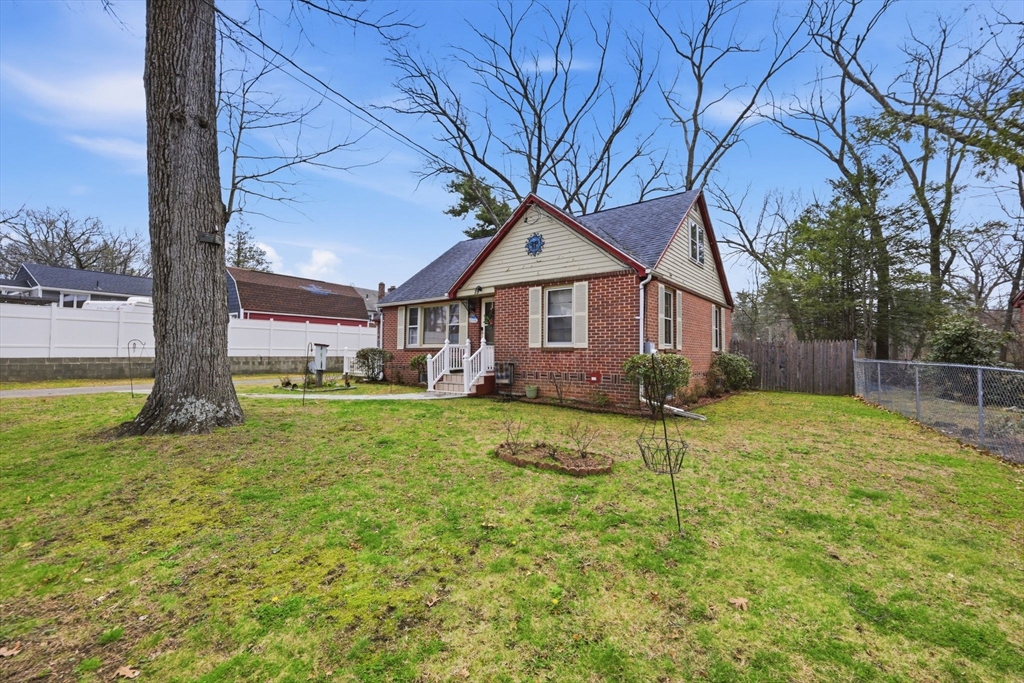 19 Carnavon Circle Springfield, MA 01109 - Photo 5 of 38