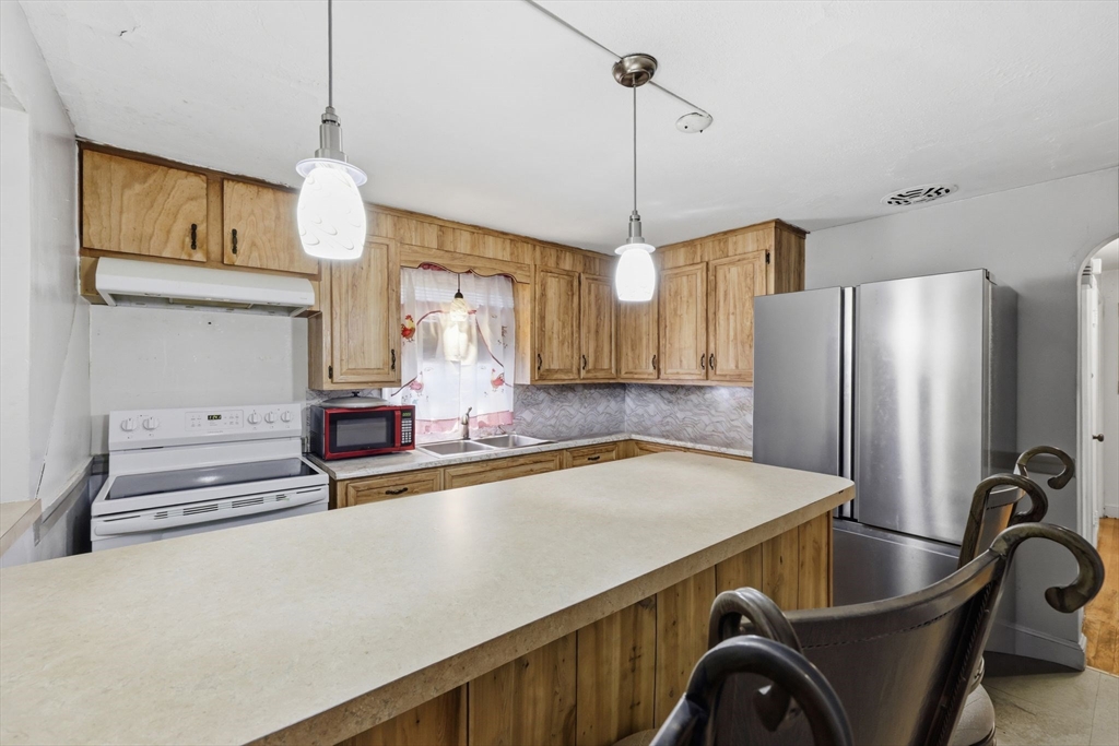 19 Carnavon Circle Springfield, MA 01109 - Photo 10 of 38