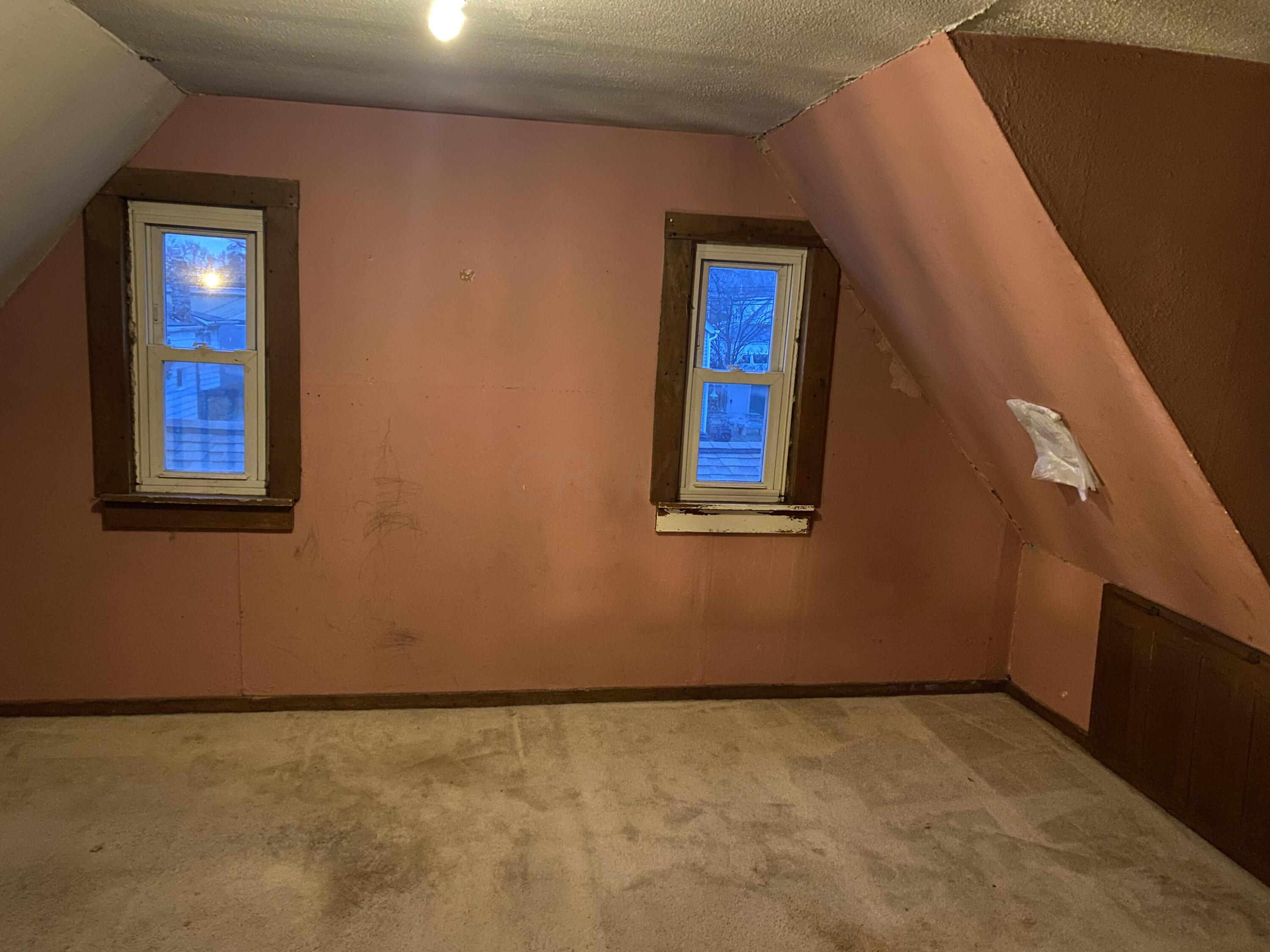 856 Elaine Road Columbus, OH 43213 - Photo 12 of 16 Upstairs side 2