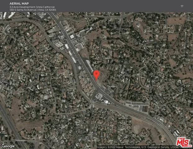 a picture of a book shelf