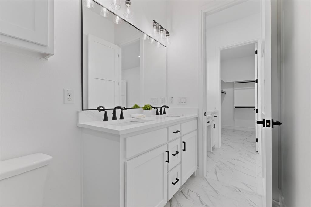 9080 County Road 669 Blue Ridge, TX 75424 - Photo 26 of 40 a bathroom with a bathtub sink vanity and mirror