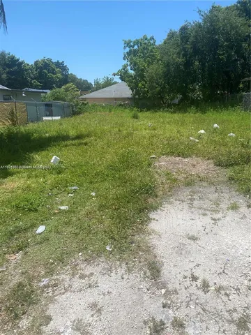 a view of a yard with a fountain