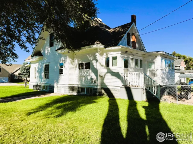 a view of a house with a backyard