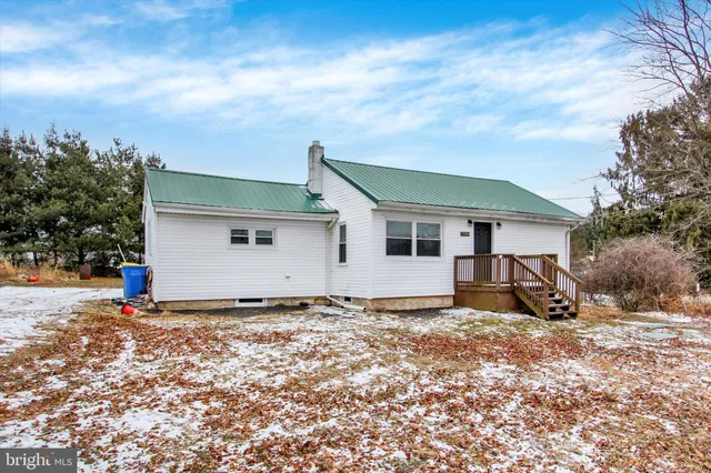 a view of a house with backyard