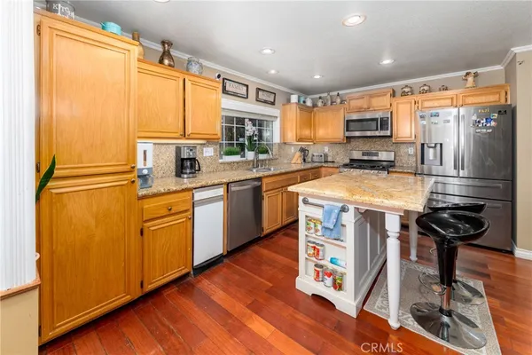$899,900 | 11918 Edgecliff Avenue, Sylmar, CA 91342