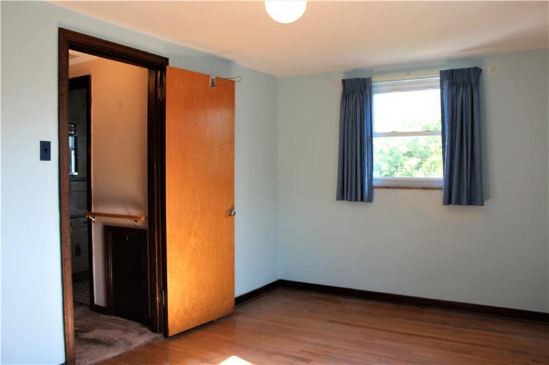 229 East Elmhurst Road Pittsburgh, PA 15220 - Photo 15 of 25 Gallery Image 15