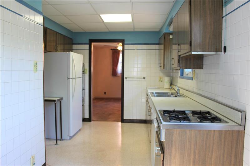 229 East Elmhurst Road Pittsburgh, PA 15220 - Photo 10 of 25 Gallery Image 10
