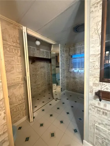 en empty room with windows and closet