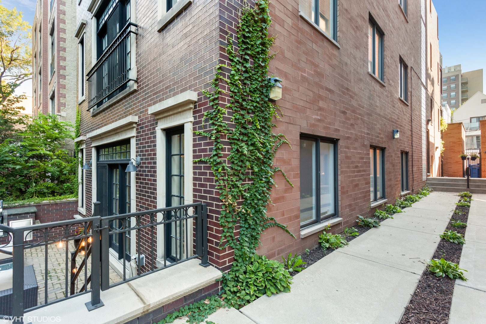 1363 North Mohawk Street, Unit 1 Chicago, IL 60610 - Photo 2 of 14 a view of a brick house many windows