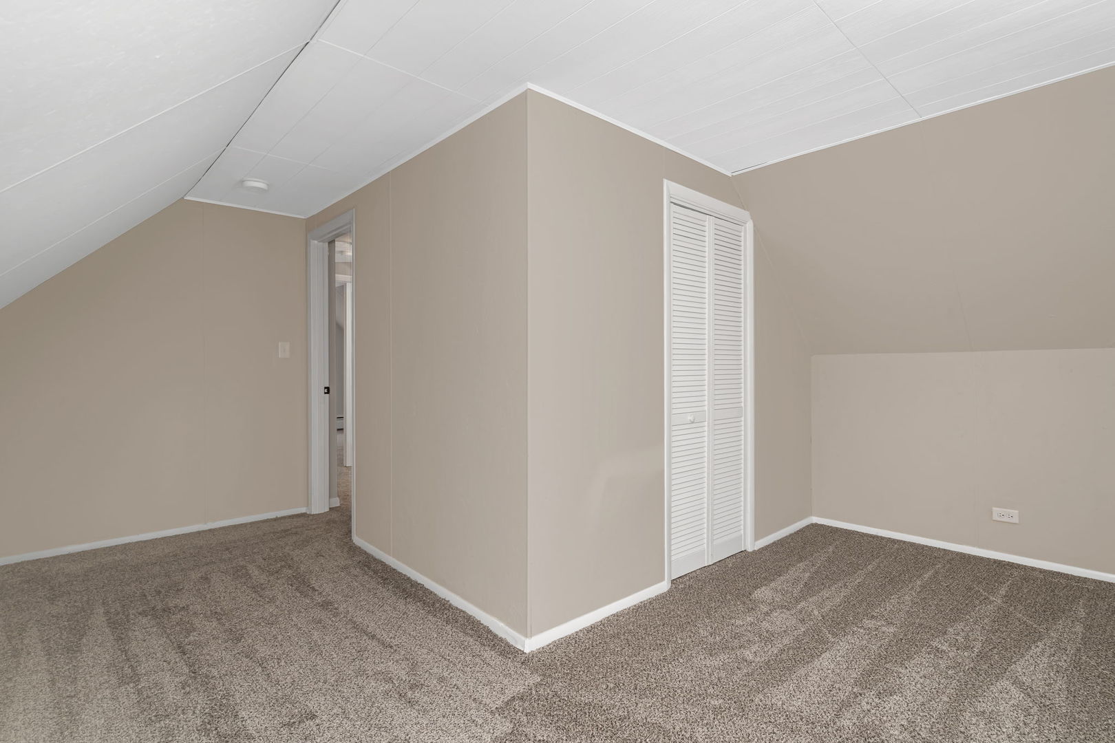 4239 Custer Avenue Lyons, IL 60534 - Photo 21 of 27 a view of an empty room