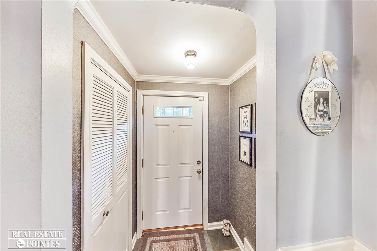 1887 Broadstone Road Grosse Pointe Woods, MI 48236 - Photo 3 of 41