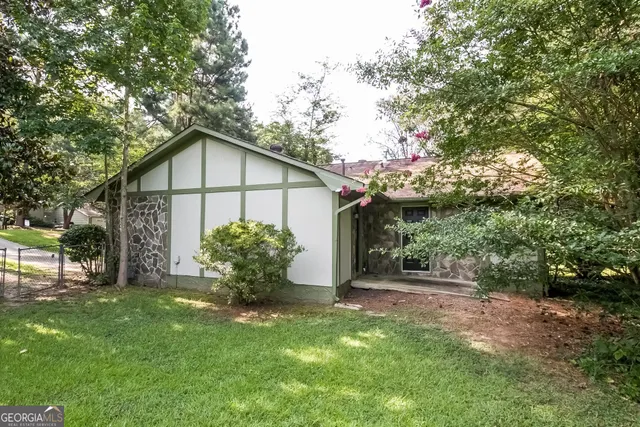 a view of a house with backyard and garden