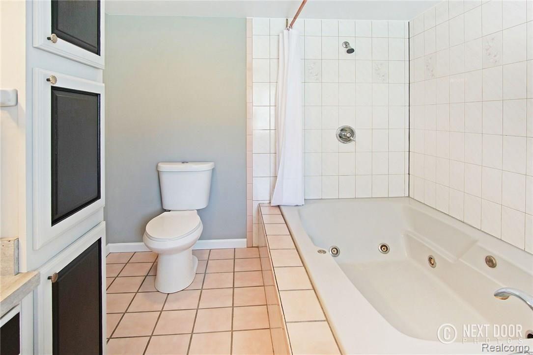 5789 Clarkston Road Clarkston, MI 48348 - Photo 15 of 37 TILED SHOWER & JET TUB.jpg