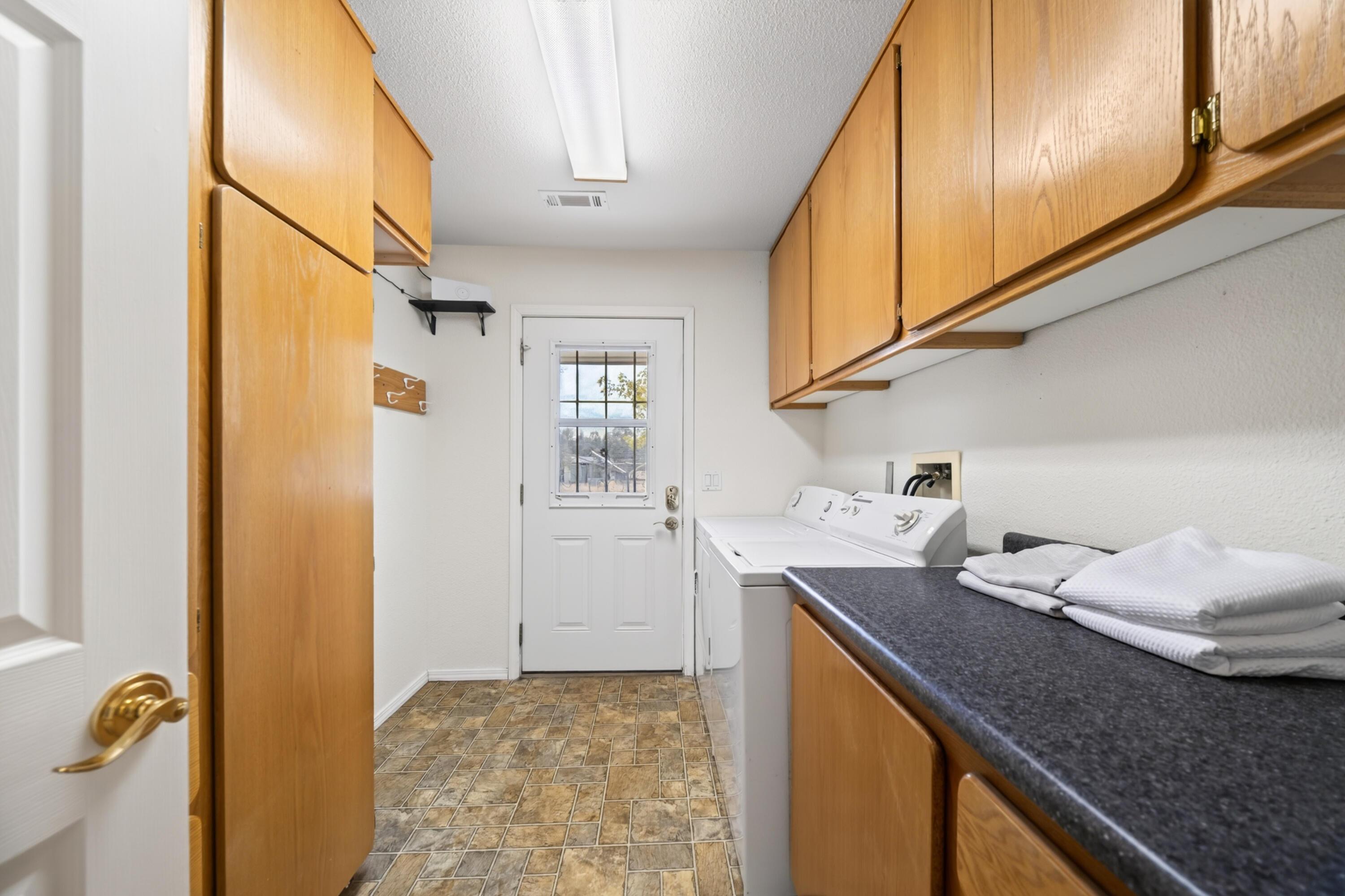24555 Dersch Road Anderson, CA 96007 - Photo 20 of 40 Laundry Room