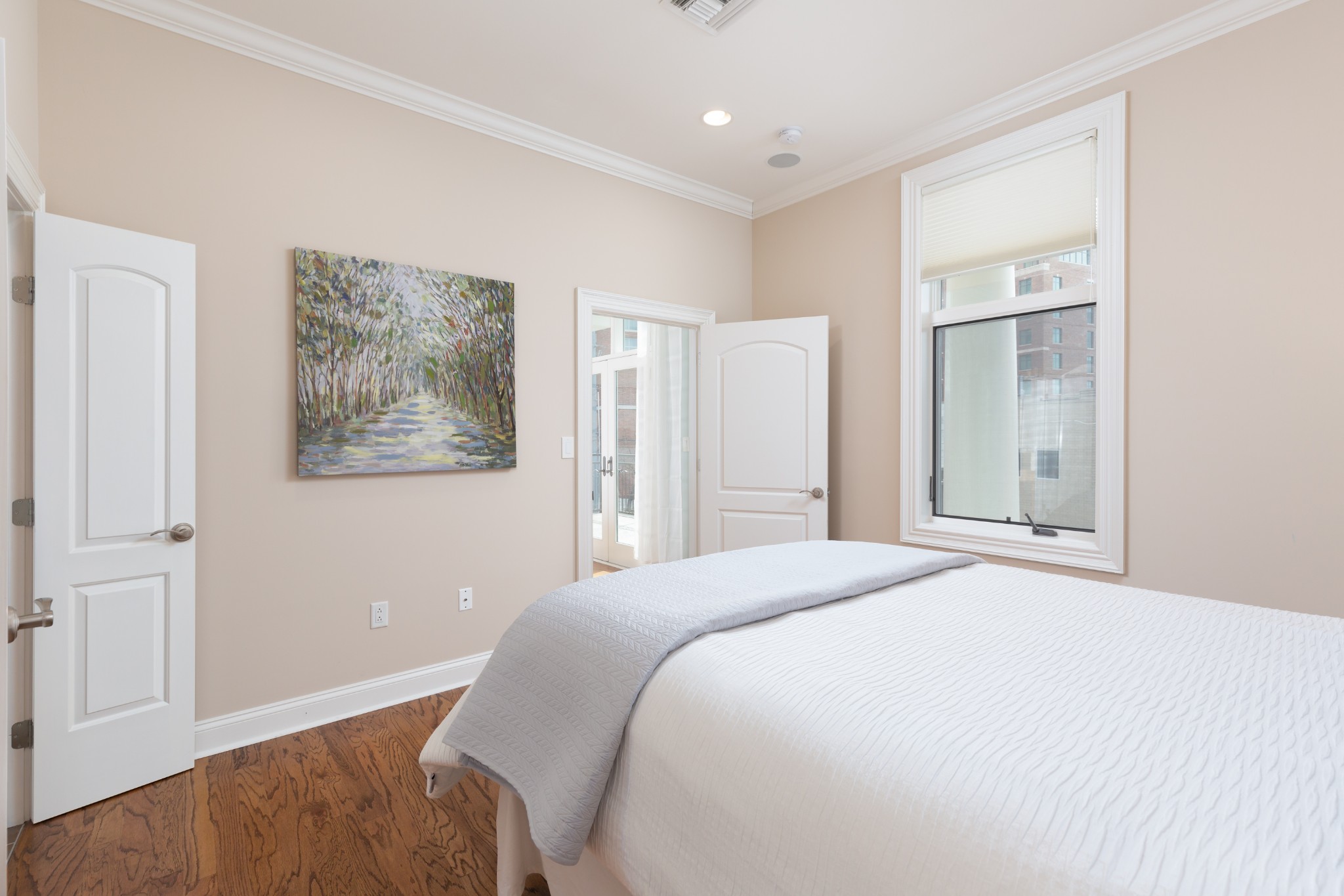 2411 Crestmoor Road, Unit PH4 Nashville, TN 37215 - Photo 17 of 39 a bedroom with a bed and a painting on the wall