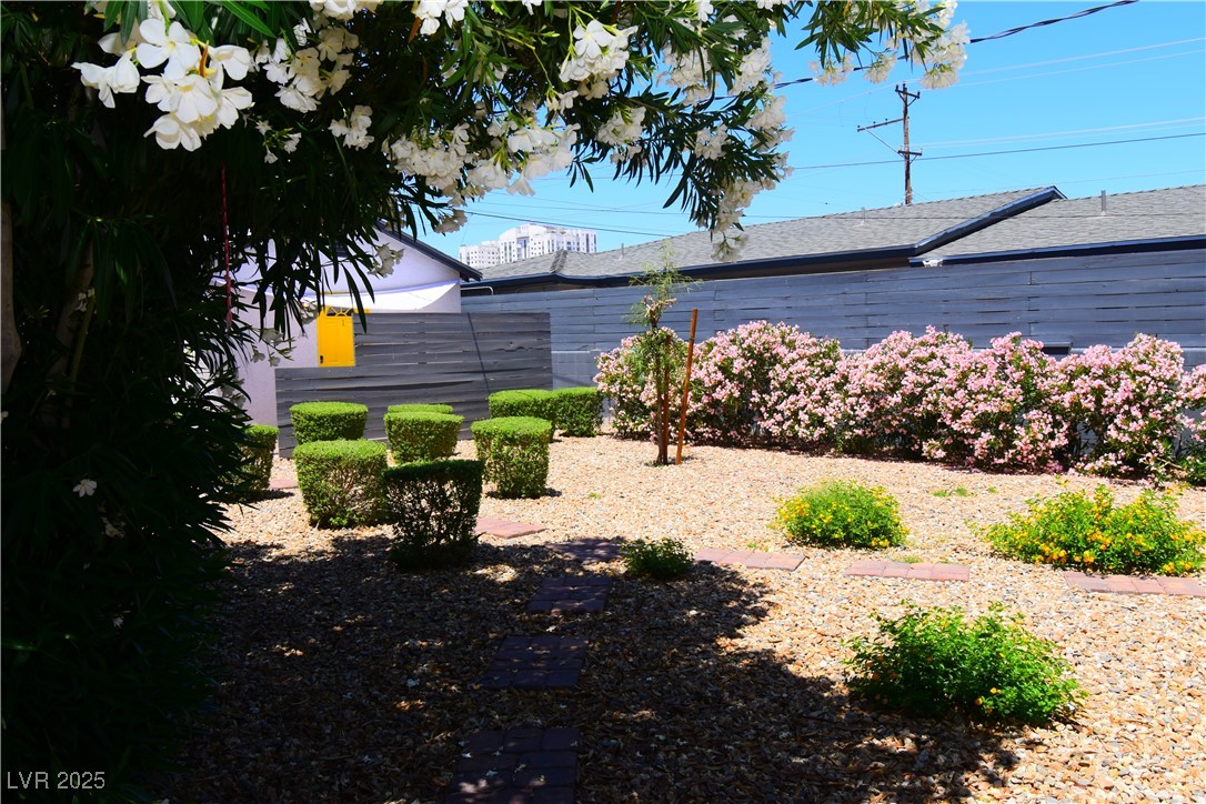 308 North 10th Street, Unit B Las Vegas, NV 89101 - Photo 15 of 17 View of yard