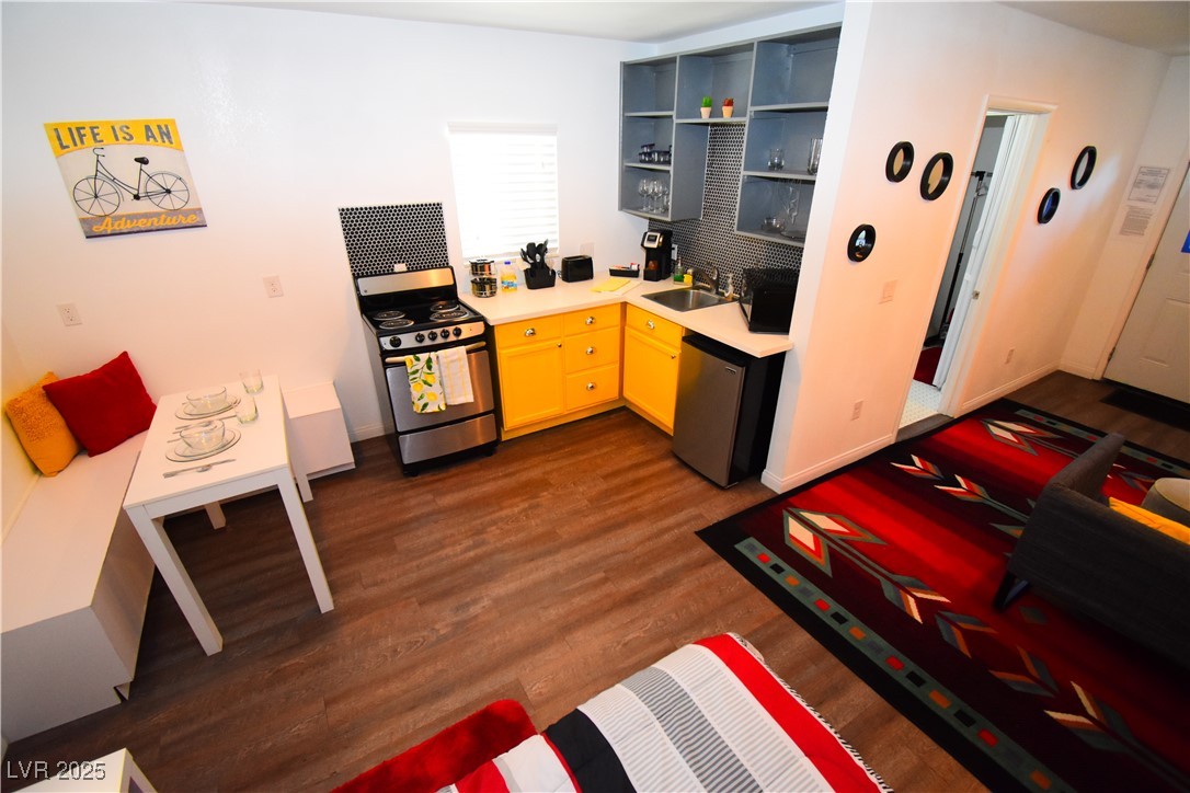 308 North 10th Street, Unit B Las Vegas, NV 89101 - Photo 3 of 17 Kitchen with stainless steel range with electric s
