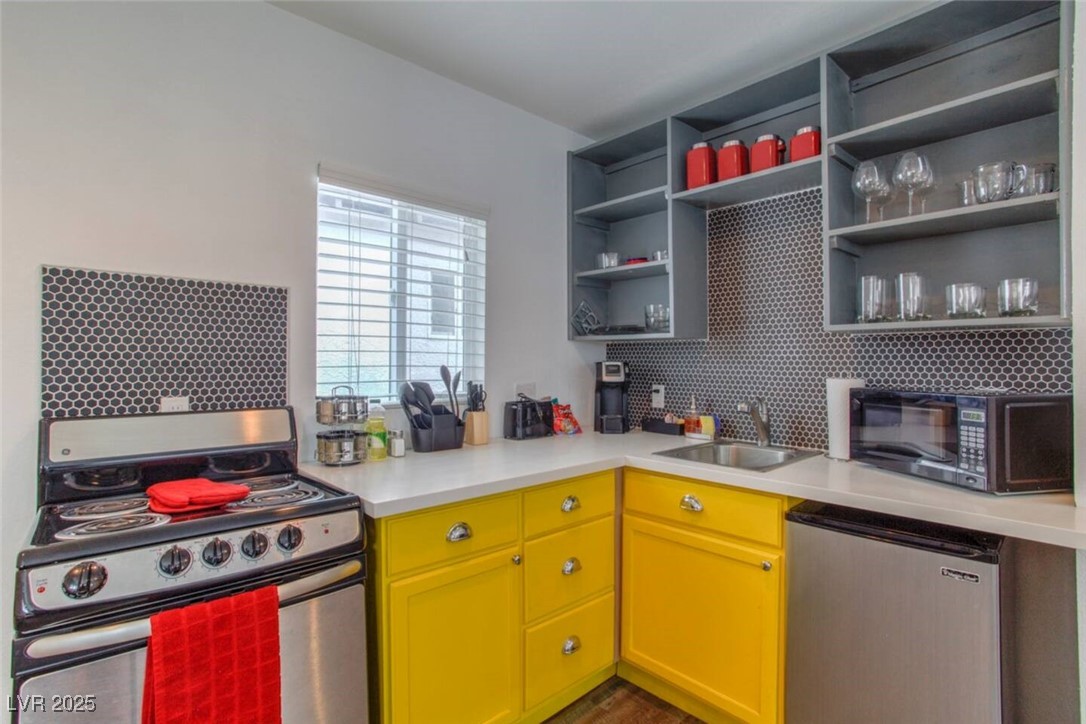 308 North 10th Street, Unit B Las Vegas, NV 89101 - Photo 4 of 17 Kitchen with appliances with stainless steel finis