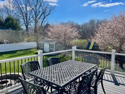 $675,000 | 15 Windsor Drive, Oak Ridge, NJ 07438