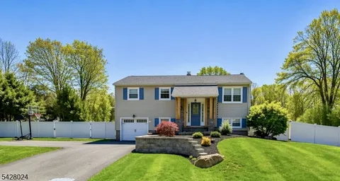 $675,000 | 15 Windsor Drive, Oak Ridge, NJ 07438