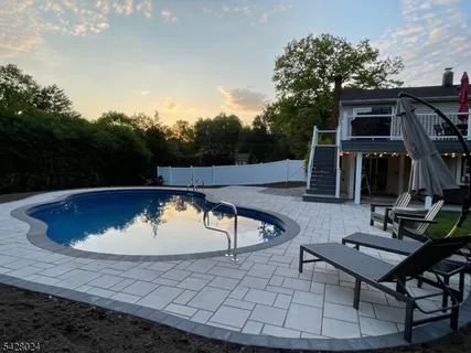 $675,000 | 15 Windsor Drive, Oak Ridge, NJ 07438