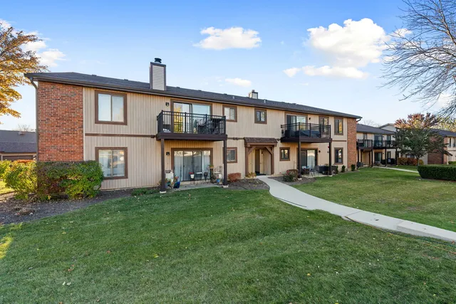 $200,000 | 756 Rodenburg Road, Unit 1C, Roselle, IL 60172