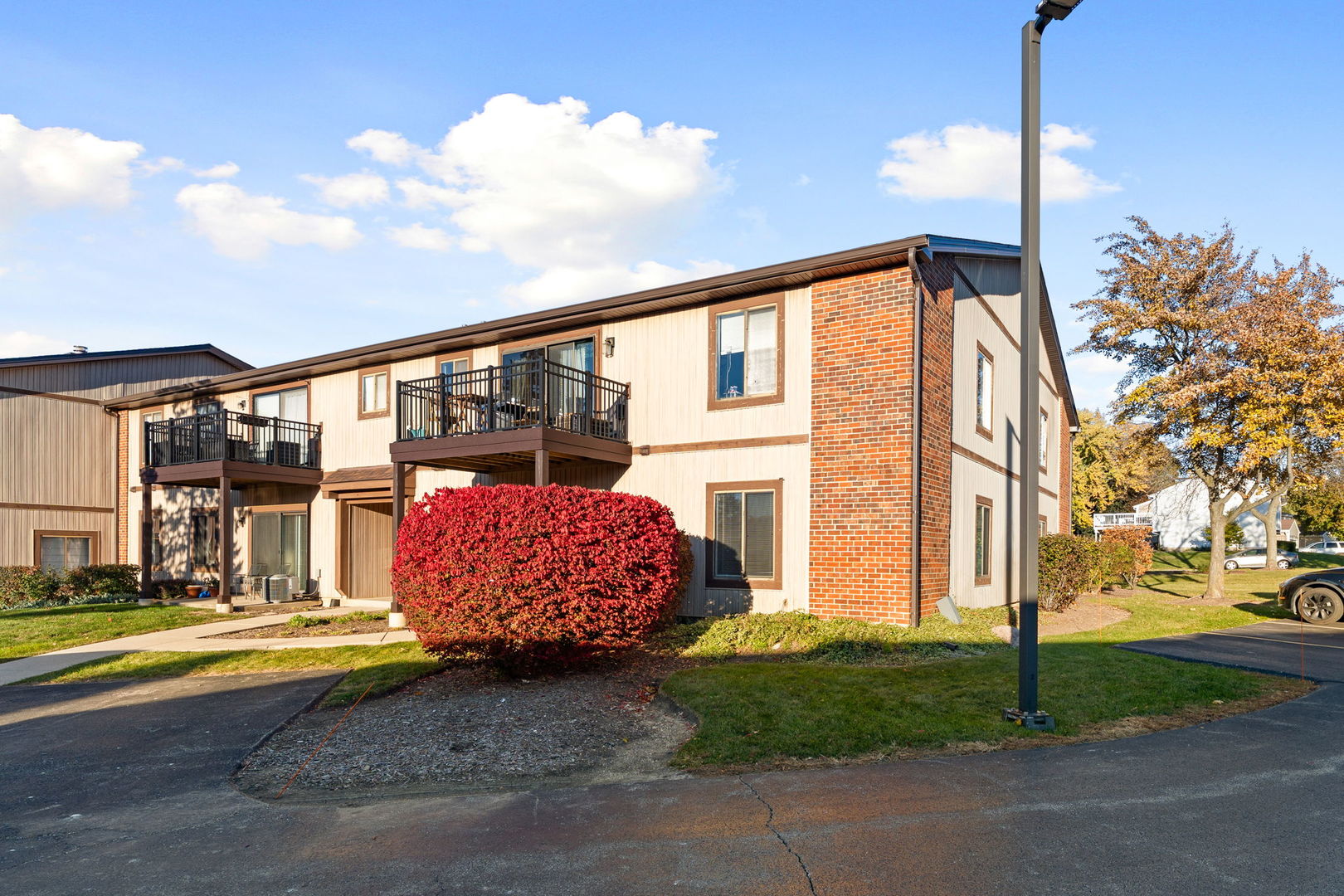 756 Rodenburg Road, Unit 1C Roselle, IL 60172 - Photo 20 of 28 a front view of a house with garden