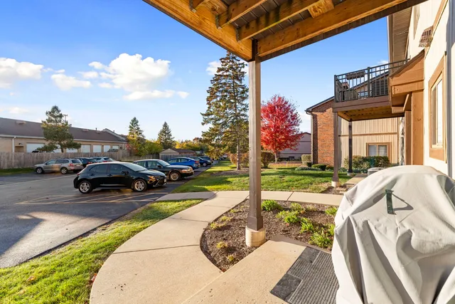 $200,000 | 756 Rodenburg Road, Unit 1C, Roselle, IL 60172