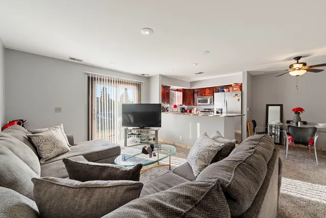 $200,000 | 756 Rodenburg Road, Unit 1C, Roselle, IL 60172