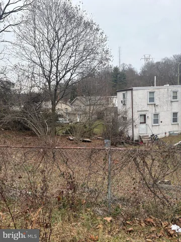 a view of a yard with a house